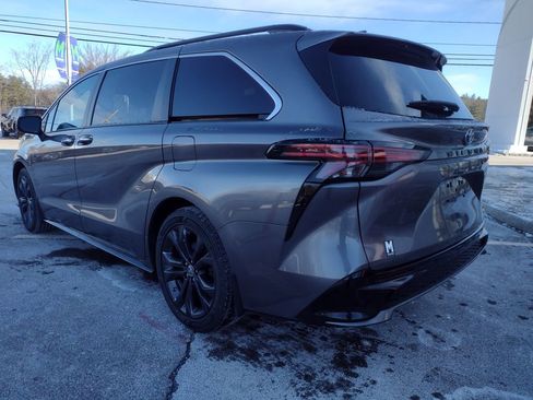 Used 2022 Toyota Sienna XSE image 5