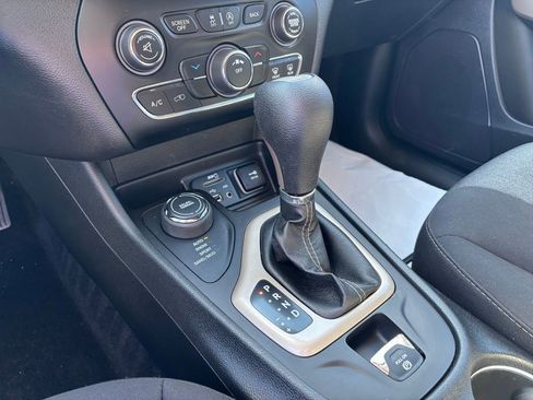 Used 2018 Jeep Cherokee Latitude image 12