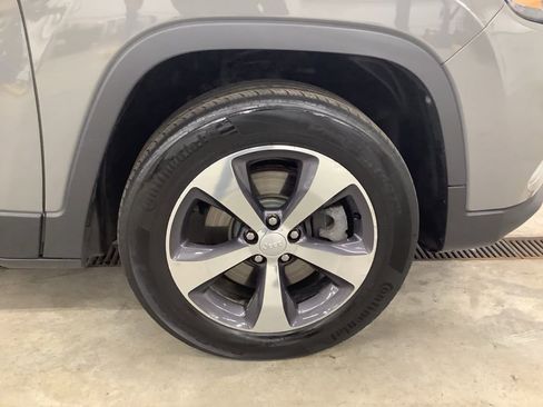 Used 2019 Jeep Cherokee Limited AWD/4WD image 9