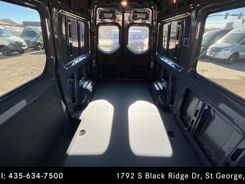 Used 2025 Mercedes-Benz Sprinter 2500 image 23
