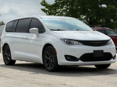 Used 2019 Chrysler Pacifica Touring Plus w/ Advanced Safetytec Group FWD image 8