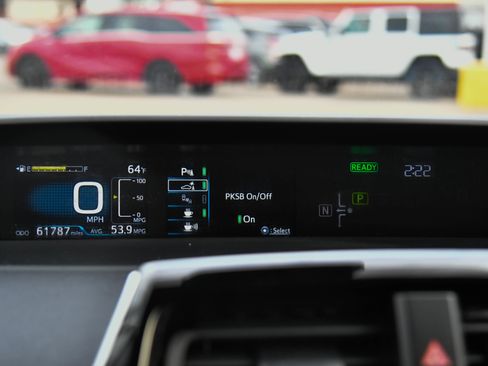 Used 2021 Toyota Prius LE image 24