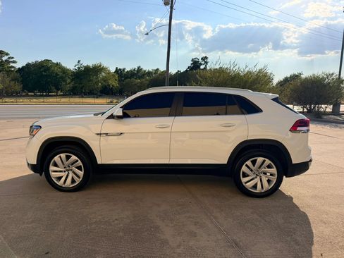 Used 2021 Volkswagen Atlas Cross Sport SE w/ Panoramic Sunroof Package FWD image 2
