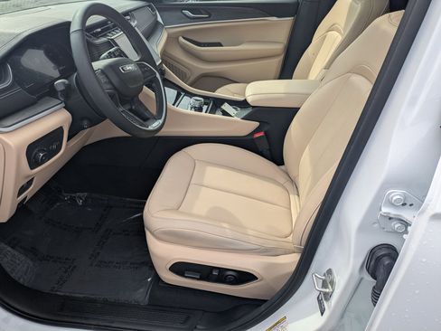 Certified 2024 Jeep Grand Cherokee L Limited w/ Luxury Tech Group II image 12