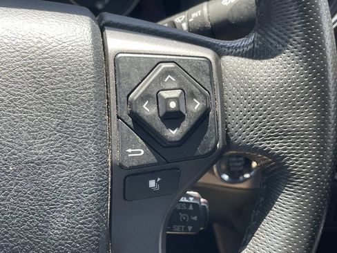 Used 2017 Toyota Tacoma TRD Off-Road w/ Tow Package (A/T) AWD/4WD image 20