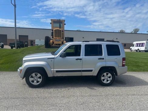 Used 2010 Jeep Liberty Sport w/ Popular Equipment Group AWD/4WD image 5