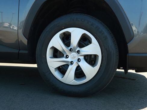 Used 2021 Toyota RAV4 LE image 5