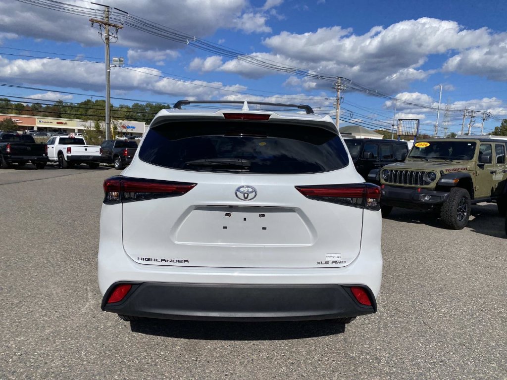 Used 2023 Toyota Highlander XLE AWD/4WD image 4