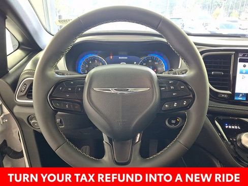 Used 2025 Chrysler Pacifica Limited image 24