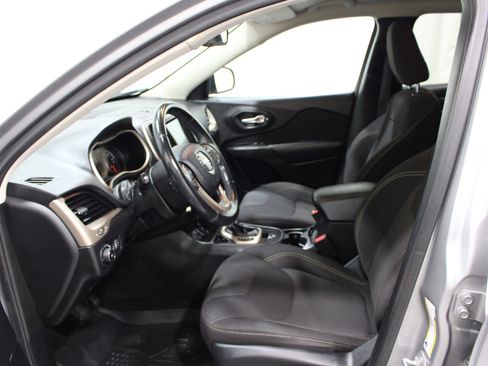 Used 2017 Jeep Cherokee Latitude w/ Safety/Convenience Group FWD image 3