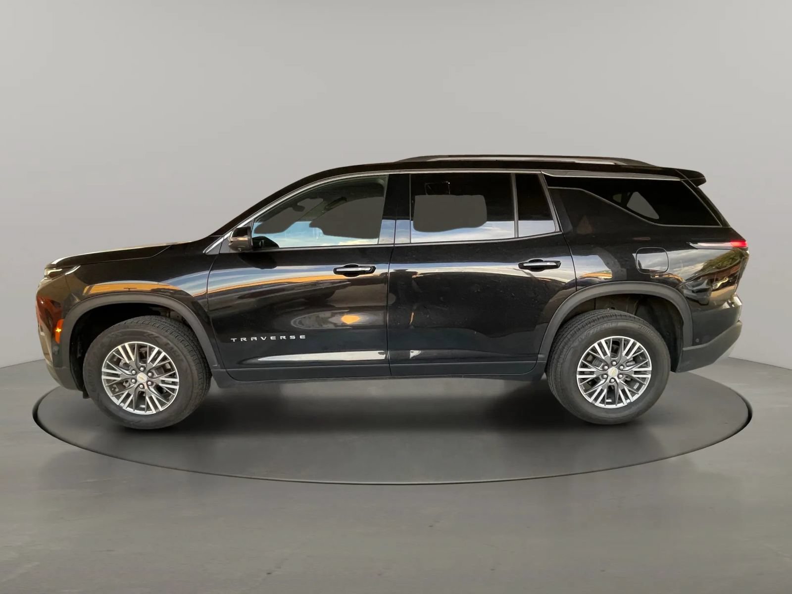 Used 2025 Chevrolet Traverse LT w/ Enhanced Driving Package FWD image 2