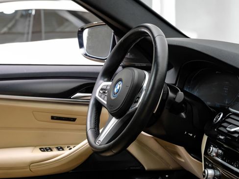 Used 2023 BMW 530e 530e iPerformance w/ M Sport Package image 18