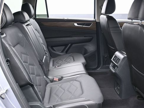 Used 2024 Volkswagen Atlas SE w/ Black Wheel Package image 31