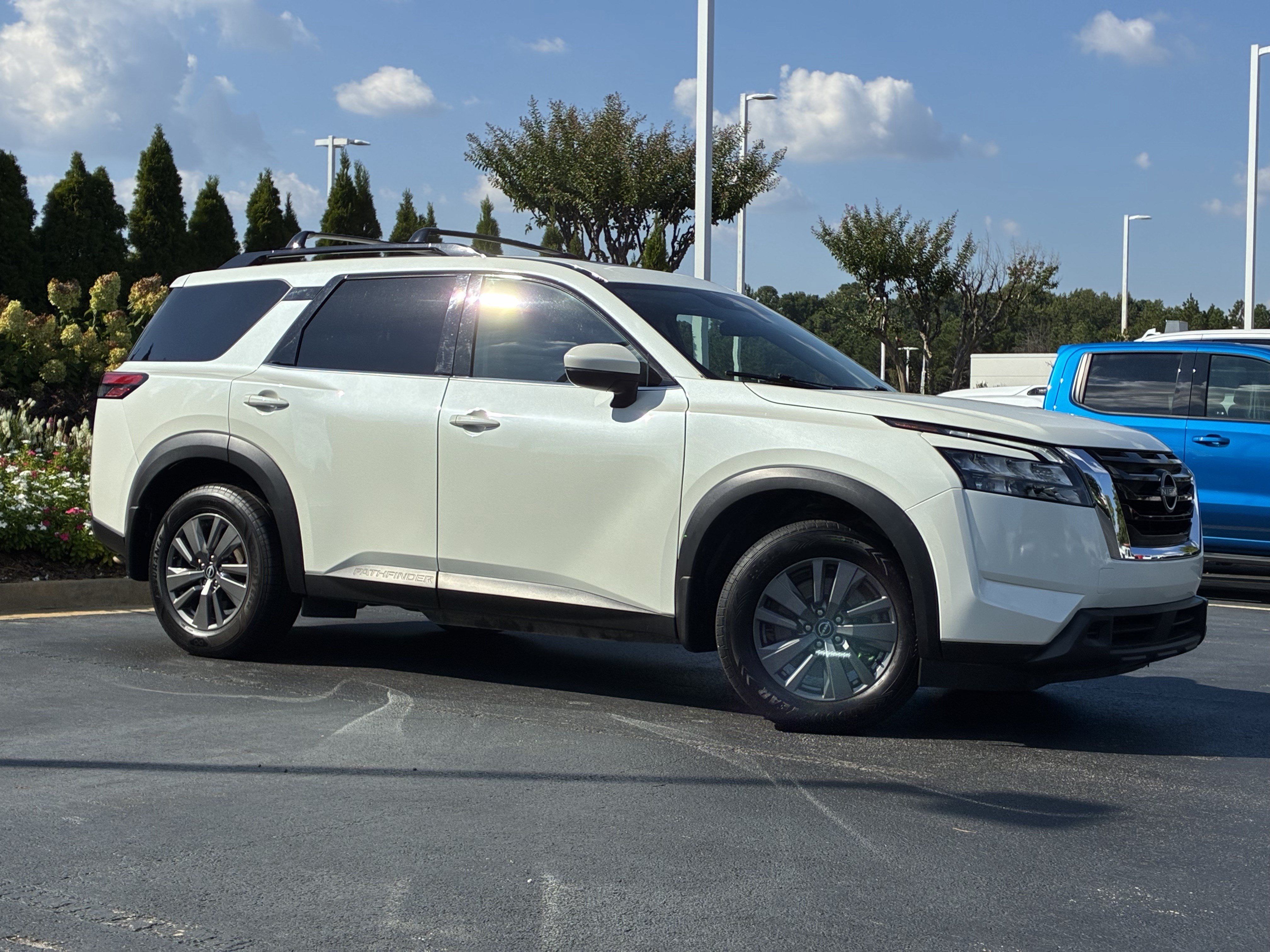Used 2023 Nissan Pathfinder SV w/ SV Premium Package FWD image 3