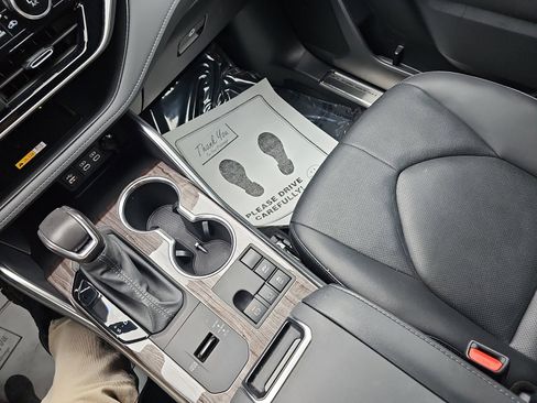 Used 2024 Toyota Highlander Platinum image 26