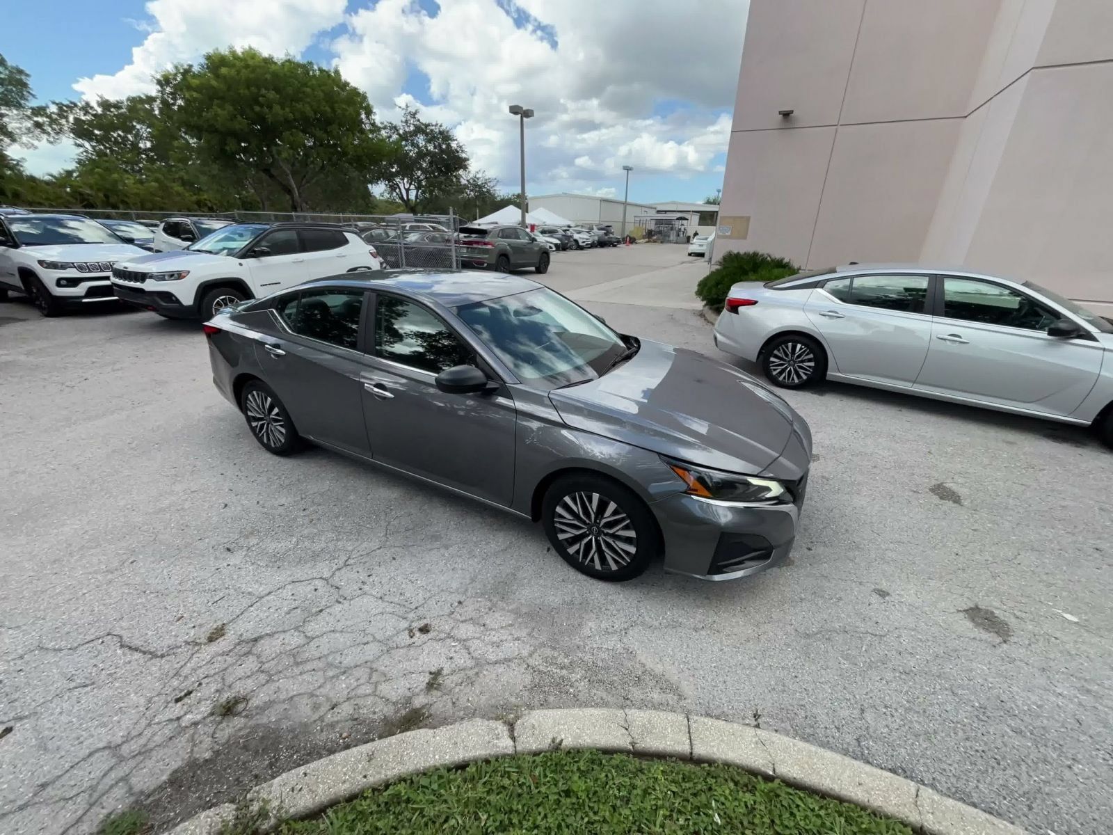 Used 2025 Nissan Altima 2.5 SV FWD image 2