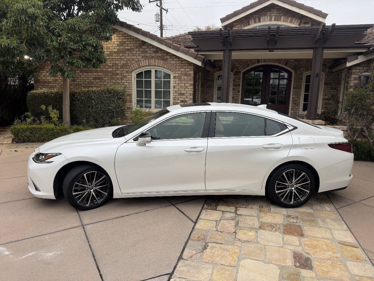 Used 2023 Lexus ES 350 w/ Premium Package FWD image 2