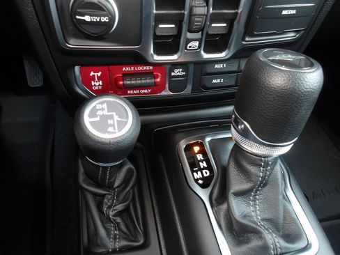 New 2025 Jeep Gladiator Willys image 17