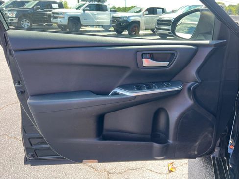 Used 2015 Toyota Camry SE FWD image 13