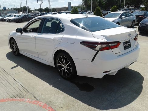 Used 2021 Toyota Camry SE FWD image 5