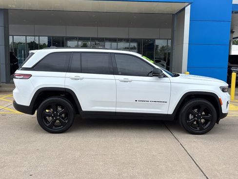 Used 2023 Jeep Grand Cherokee Altitude AWD/4WD image 2