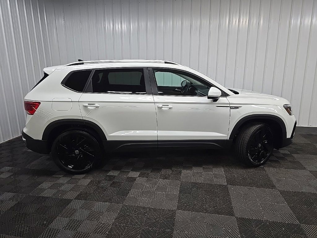 Used 2024 Volkswagen Taos SEL AWD/4WD image 2