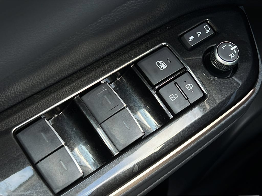 Used 2025 Toyota Crown Signia AWD/4WD image 27