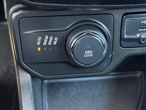 Used 2018 Jeep Renegade Latitude AWD/4WD image 29