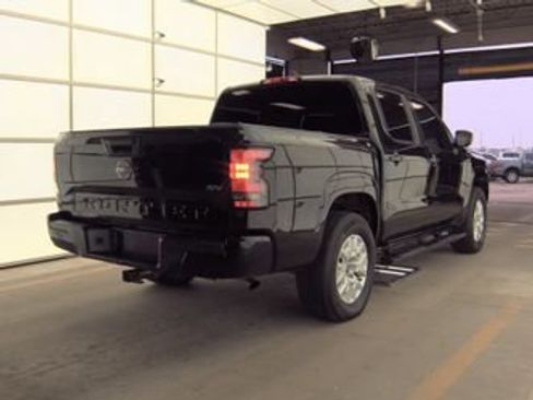 Used 2022 Nissan Frontier SV image 2