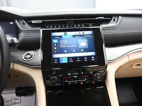 Used 2022 Jeep Grand Cherokee Limited w/ Luxury Tech Group II image 10