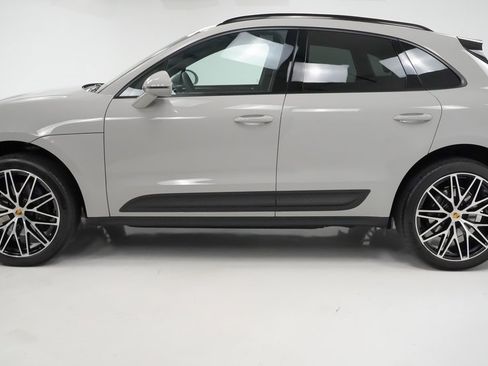 Certified 2025 Porsche Macan image 2
