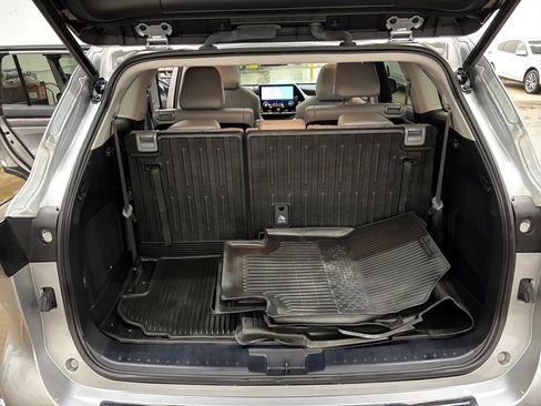 Used 2023 Toyota Highlander Platinum image 16