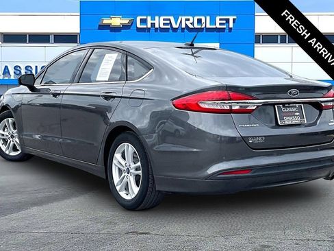 Used 2018 Ford Fusion SE w/ Fusion SE Technology Package FWD image 3
