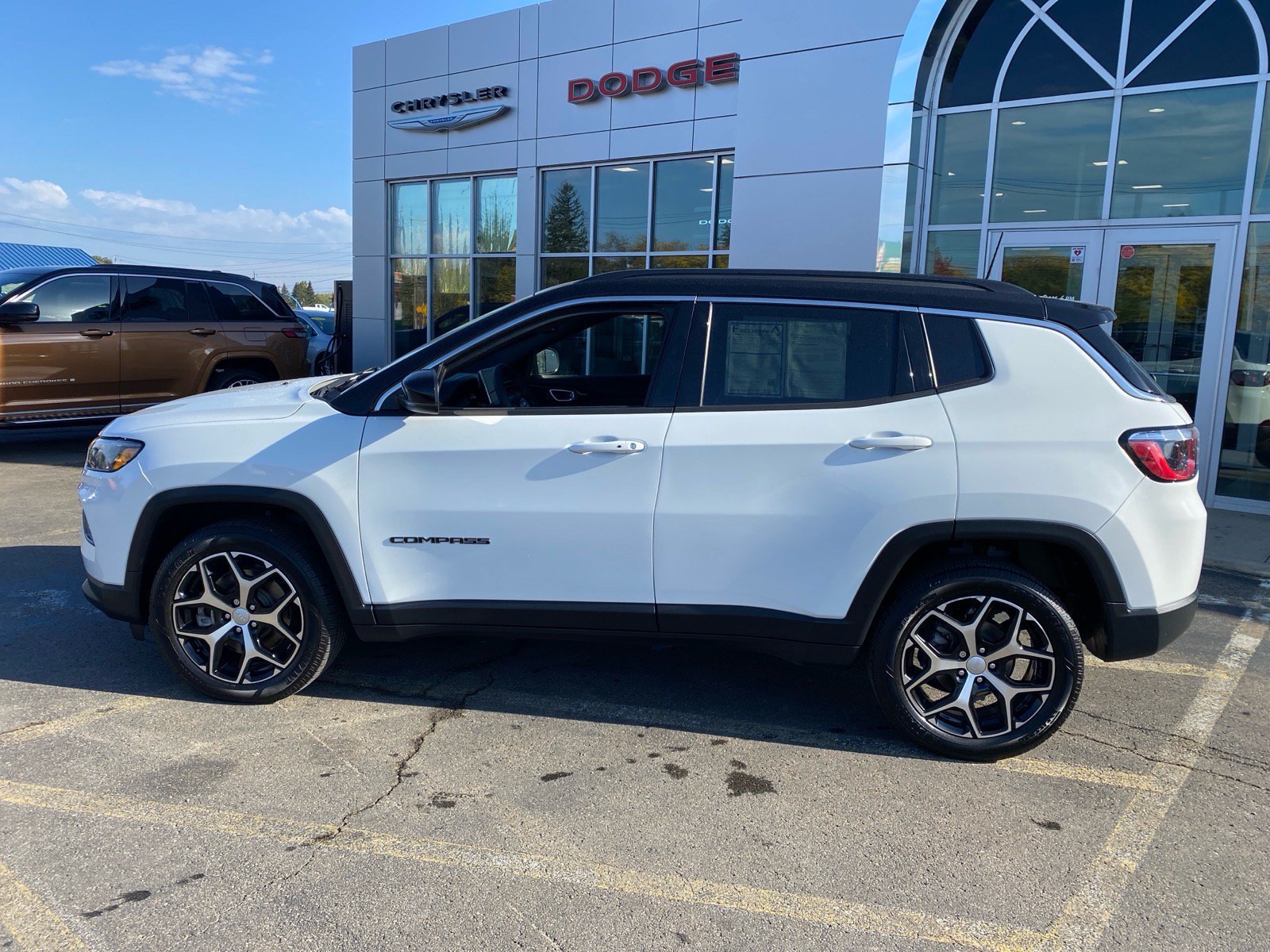 Used 2024 Jeep Compass Limited w/ Sun and Sound Group AWD/4WD image 2