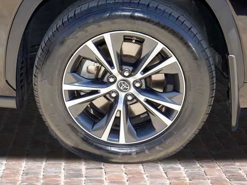 Used 2022 Toyota Highlander LE image 37