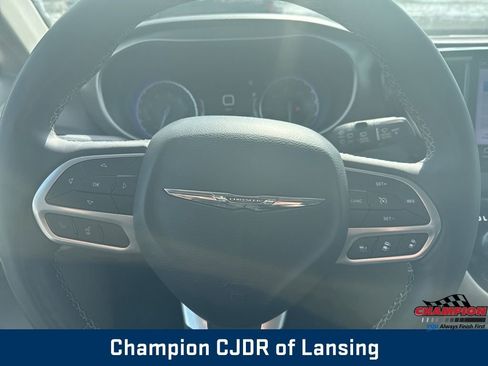 Used 2023 Chrysler Pacifica Touring-L image 21