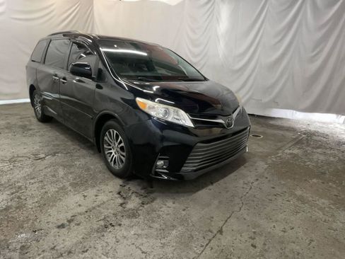 Used 2018 Toyota Sienna XLE FWD image 2