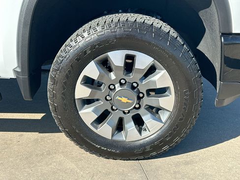 Used 2024 Chevrolet Silverado 2500 Custom w/ Custom Value Package image 10