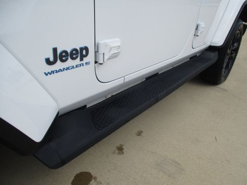Used 2025 Jeep Wrangler Unlimited Sahara AWD/4WD image 13