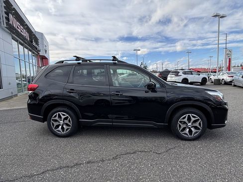 Used 2020 Subaru Forester Premium image 8