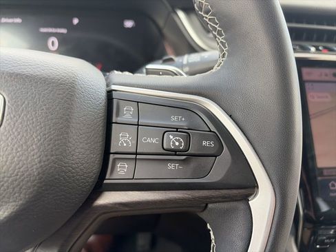 Used 2023 Jeep Grand Cherokee Limited image 29