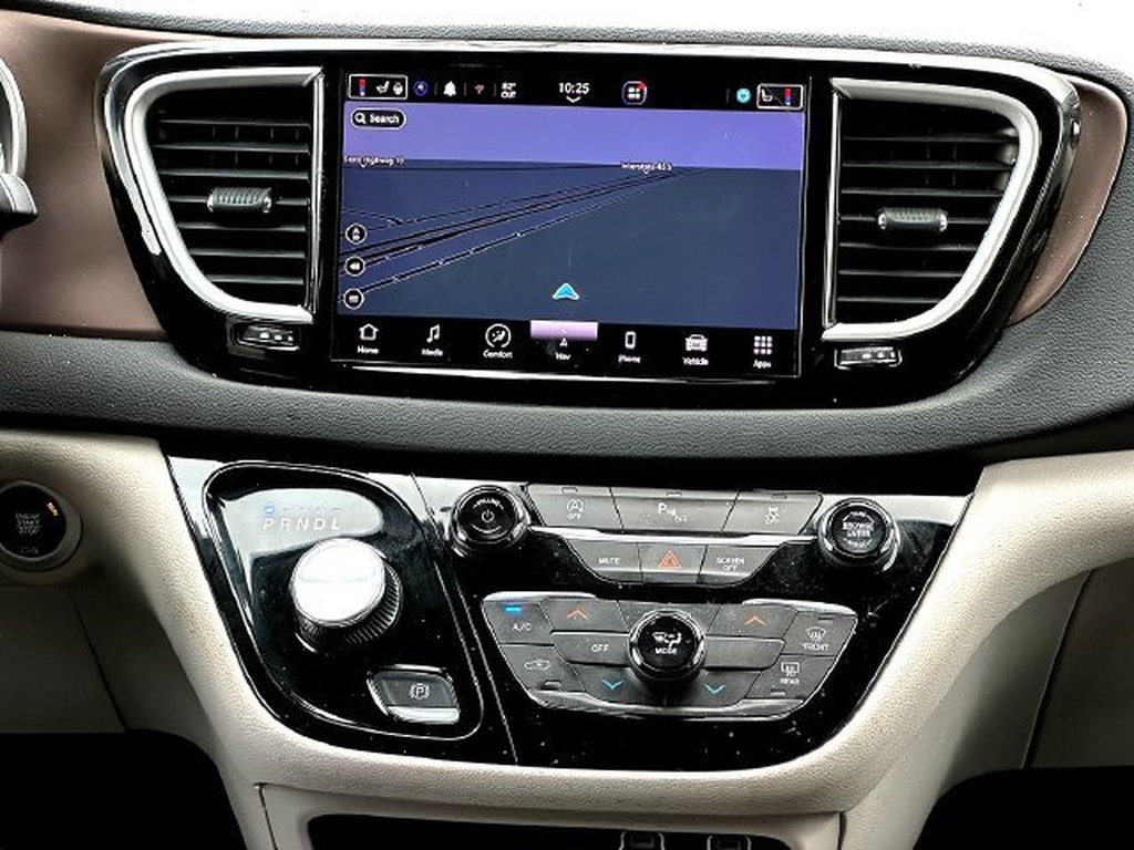 Used 2023 Chrysler Voyager LX FWD image 30