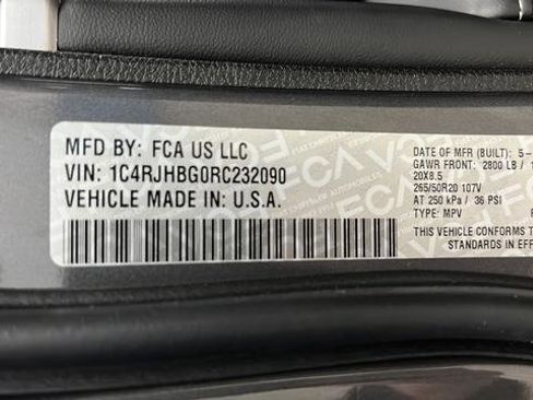 Used 2024 Jeep Grand Cherokee Limited w/ Luxury Tech Group II image 26