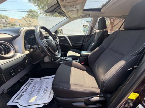 Used 2018 Toyota RAV4 XLE AWD/4WD image 4