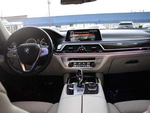 Used 2017 BMW 740i image 2