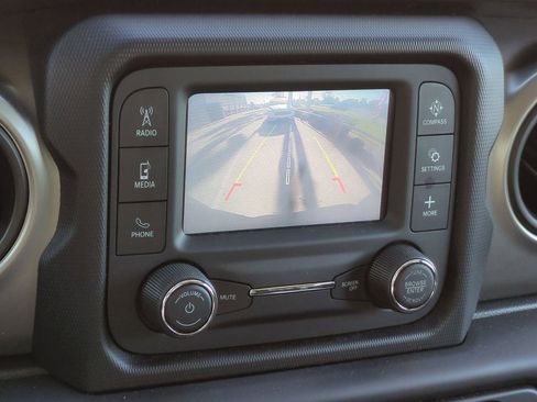 Used 2018 Jeep Wrangler Sport S image 19