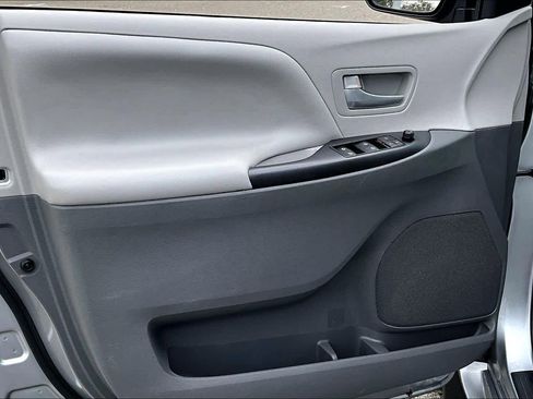 Used 2017 Toyota Sienna LE image 21