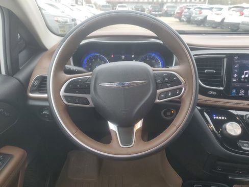 Used 2018 Chrysler Pacifica Limited w/ Advanced Safetytec Group image 12