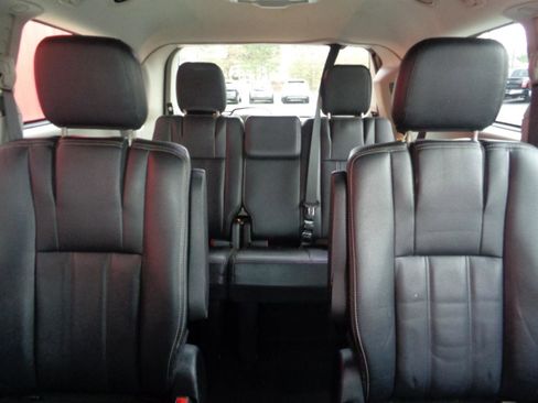 Used 2016 Chrysler Town & Country Touring image 8