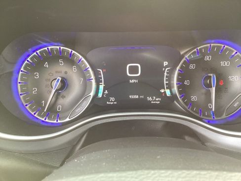 Used 2021 Chrysler Pacifica Touring-L w/ Uconnect Theater Family Group image 33